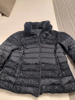 Anorak azul marino con estampado. Plumas