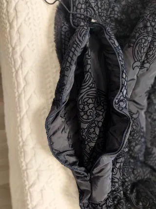 Anorak azul marino con estampado. Plumas