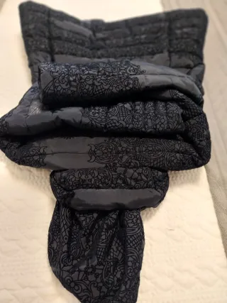 Anorak azul marino con estampado. Plumas