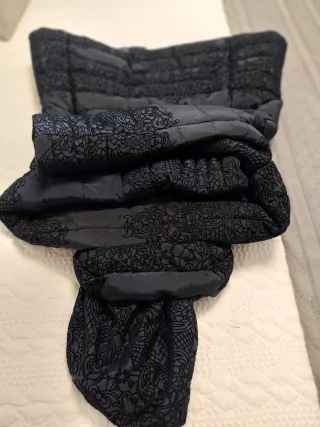 Anorak azul marino con estampado. Plumas