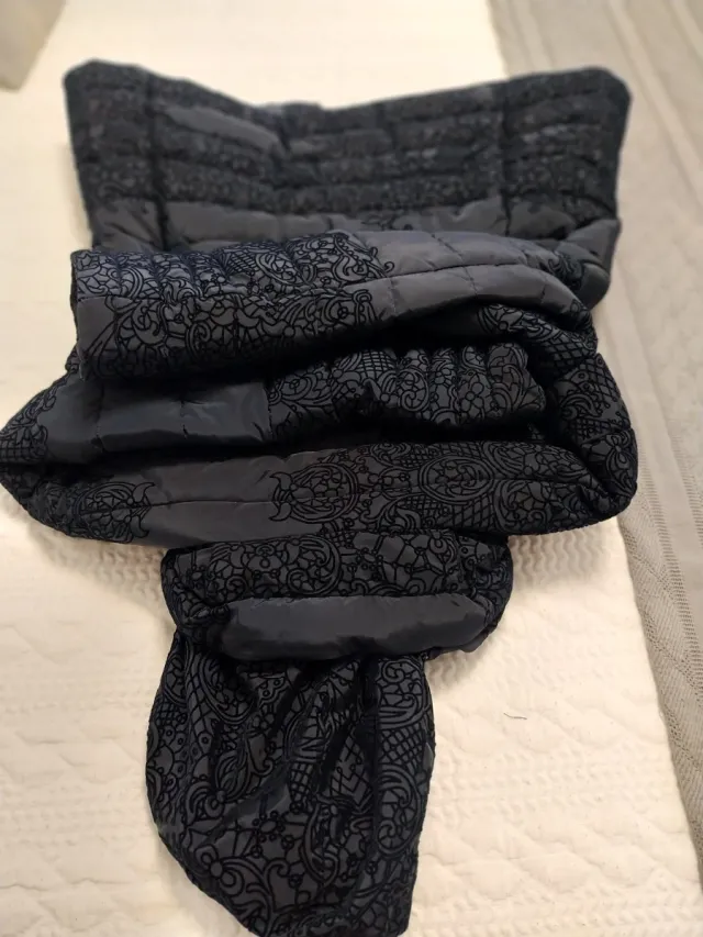 Anorak azul marino con estampado. Plumas