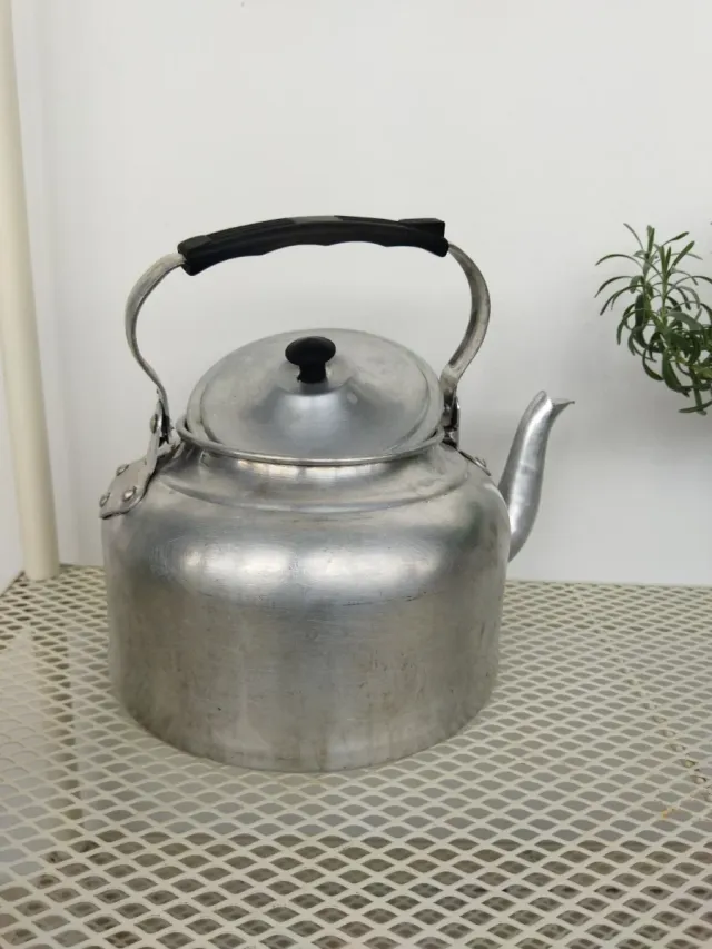 Tetera antigua de metal