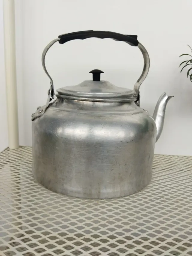 Tetera antigua de metal