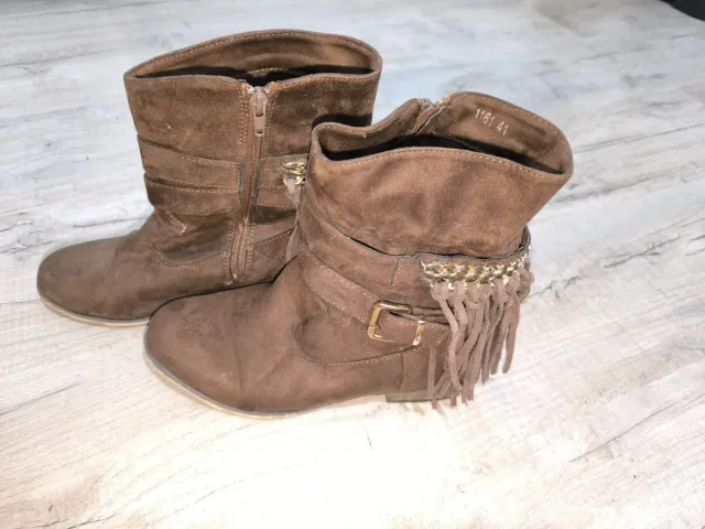 Botas Marrones con Flecos y Cadena Talla 41