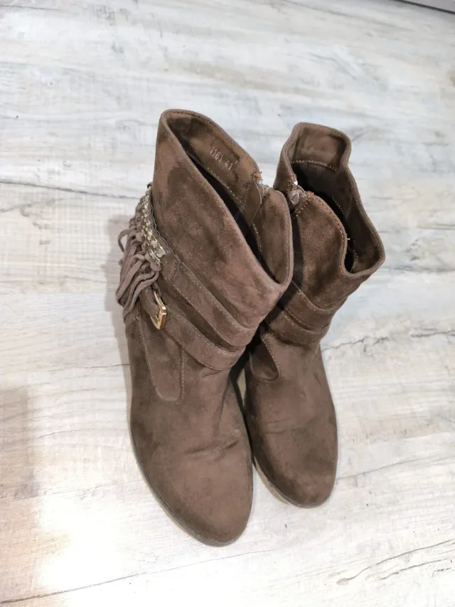 Botas Marrones con Flecos y Cadena Talla 41