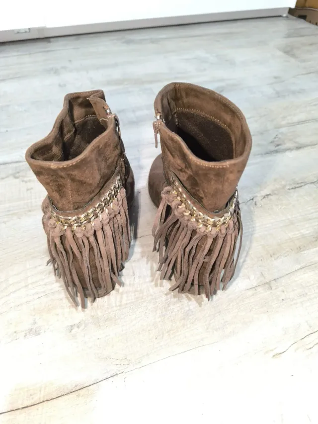 Botas Marrones con Flecos y Cadena Talla 41