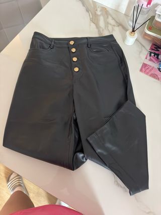 Pantalones negros efecto piel