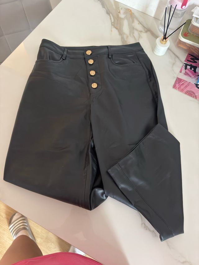 Pantalones negros efecto piel