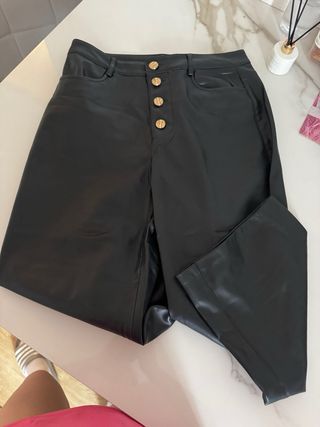 Pantalones negros efecto piel