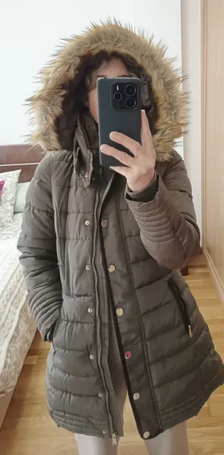 Abrigo verde oliva con capucha.