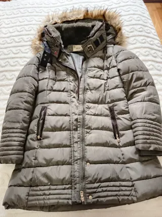 Abrigo verde oliva con capucha.