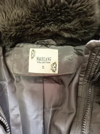 Abrigo verde oliva con capucha.