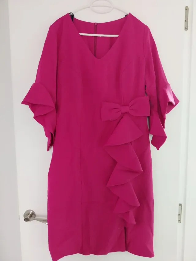 Vestido elegante color buganvilla con volantes