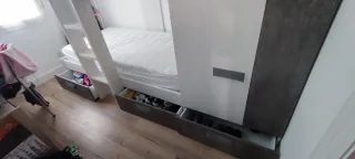 Cama tren con cajones y armario.