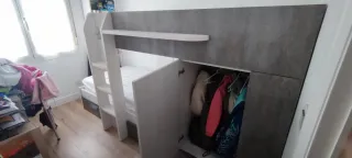 Cama tren con cajones y armario.