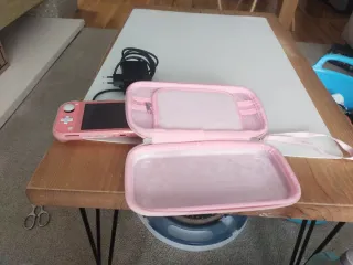 Nintendo Switch Lite Rosa con custodia e due giochi