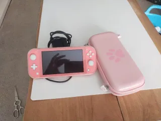 Nintendo Switch Lite Rosa con custodia e due giochi