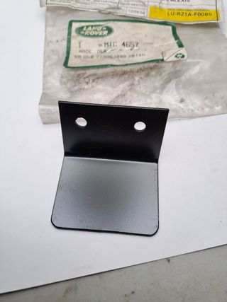 MTC4657 Soporte Capot Defender 90/110 Land Rover