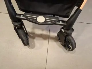 Carro de bebé rosa y dorado