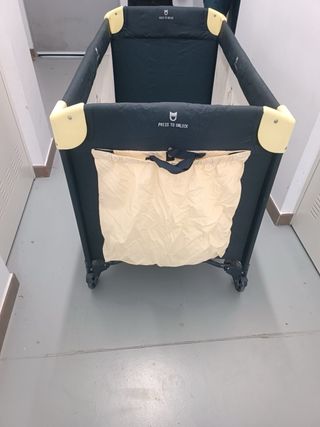 Cuna de viaje con diseño de patos