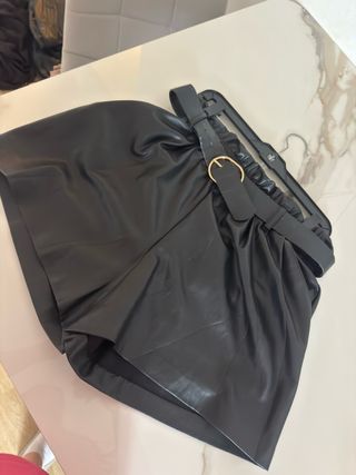 Pantalones cortos de cuero sintético negro