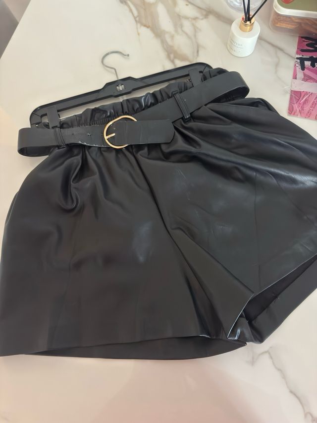 Pantalones cortos de cuero sintético negro