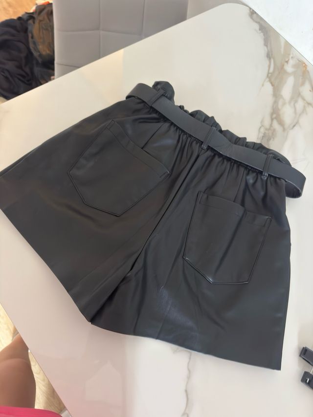 Pantalones cortos de cuero sintético negro