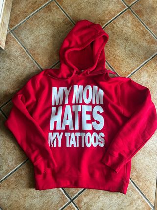 Sudadera Tattoox Roja My Mom Hates My Tattoos