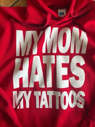 Sudadera Tattoox Roja My Mom Hates My Tattoos