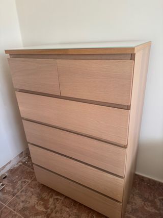 Cómoda y mesita de noche de madera