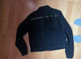 Chaqueta vaquera negra con flecos