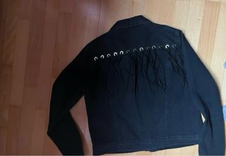Chaqueta vaquera negra con flecos