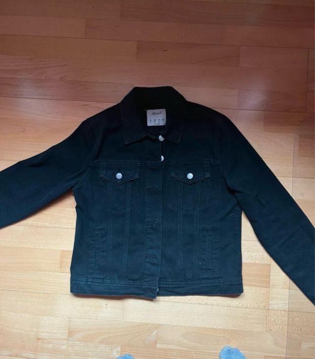 Chaqueta vaquera negra con flecos