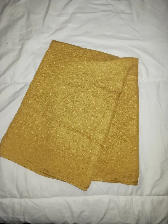 Pañuelo de vestir dorado con topos