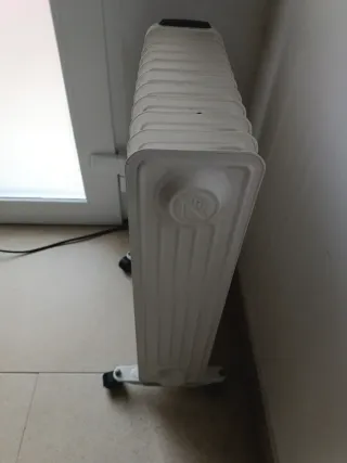 Estufa de aceite blanca y negra