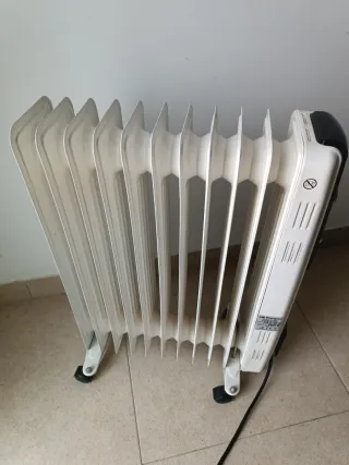 Estufa de aceite blanca y negra