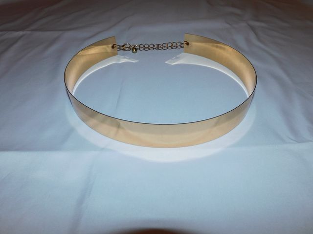 Cinturón dorado metálico con cadena