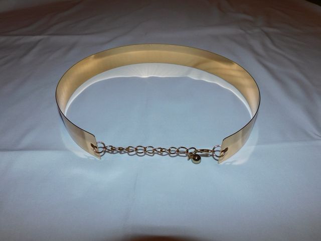 Cinturón dorado metálico con cadena