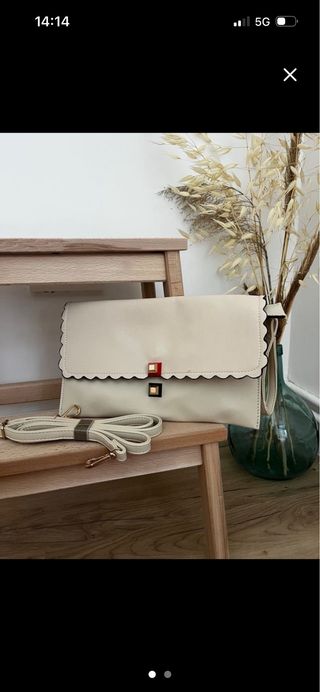 Bolso beige y salero-pimentero