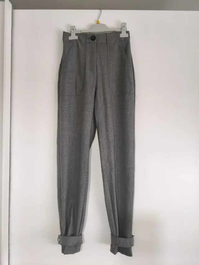 Pantalón vestir Bershka gris