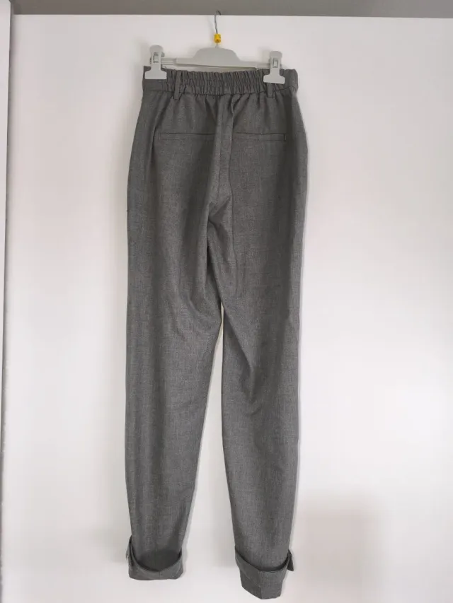 Pantalón vestir Bershka gris