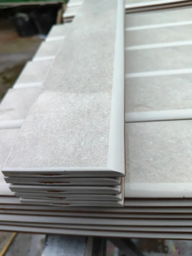 Rodapié cerámico gris claro