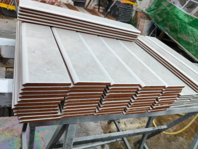 Rodapié cerámico gris claro