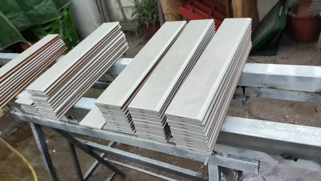 Rodapié cerámico gris claro