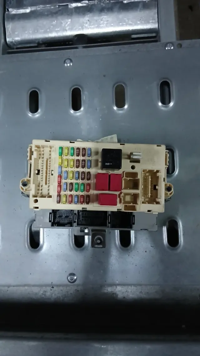 Caja fusibles interior Alfa 159