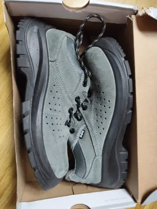 Botas de trabajo  grises y negras.