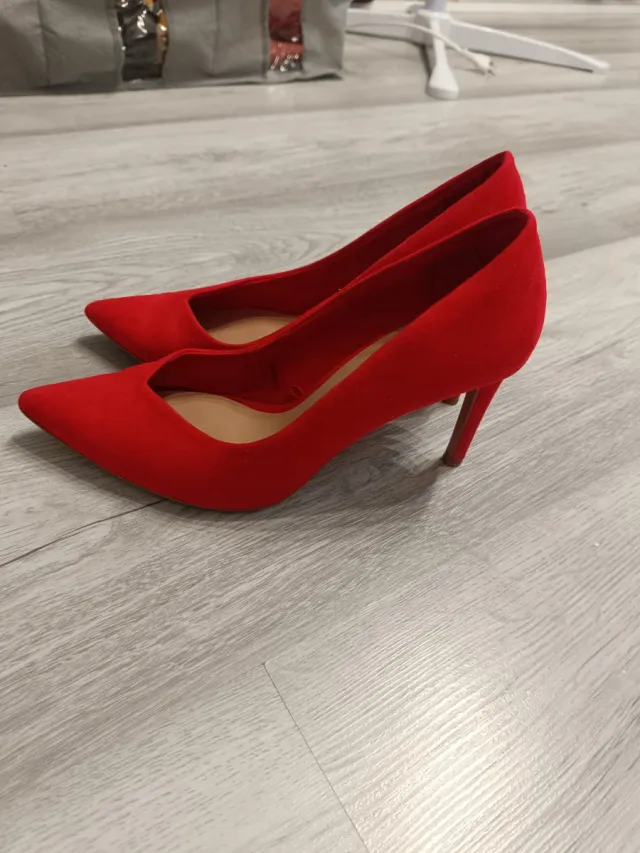 Zapatos de tacón rojos