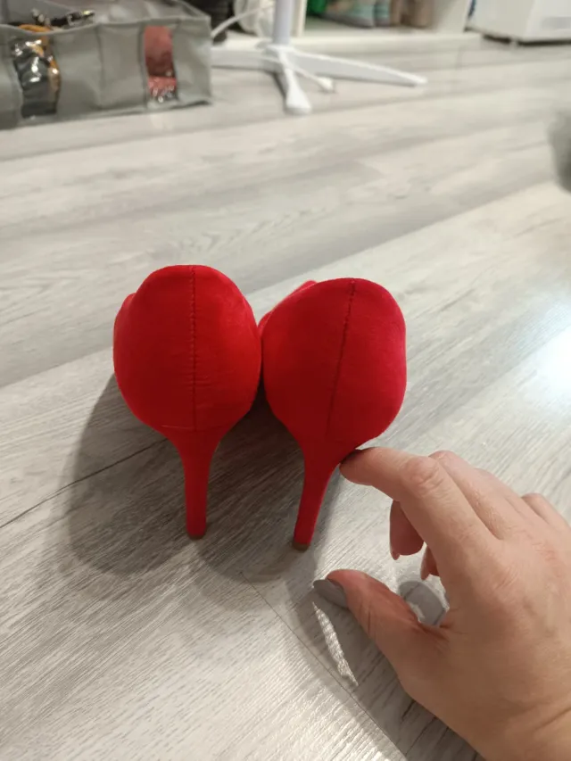 Zapatos de tacón rojos
