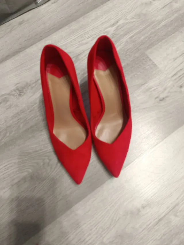 Zapatos de tacón rojos