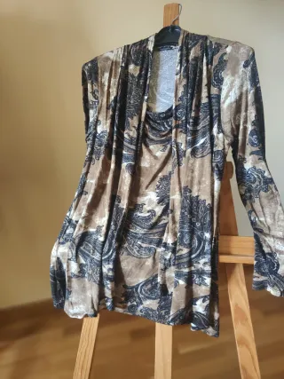 Camiseta estampada marrón y negro